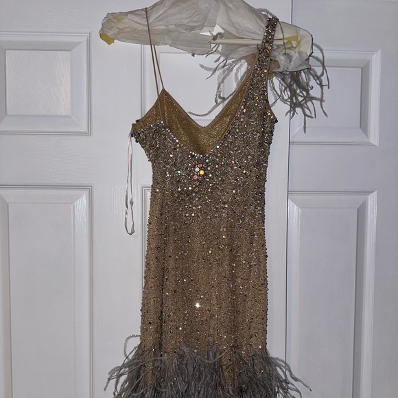 Mac Duggal / Embellishment Feather Detail hem gown - Picture 4 of 5